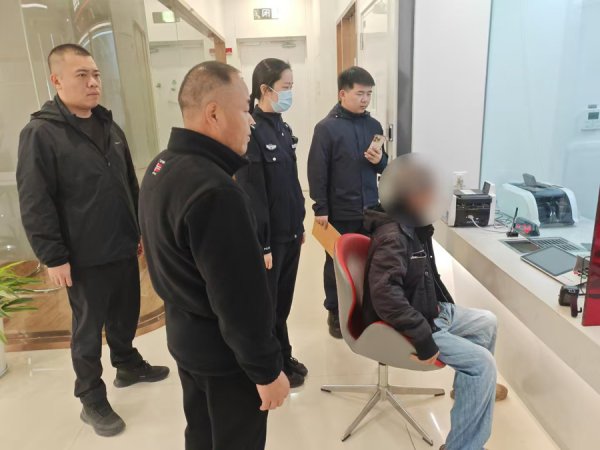 在沪76岁茕居老东谈主，独一男儿在东北服刑……一场多方联动的帮扶揣度由此开展